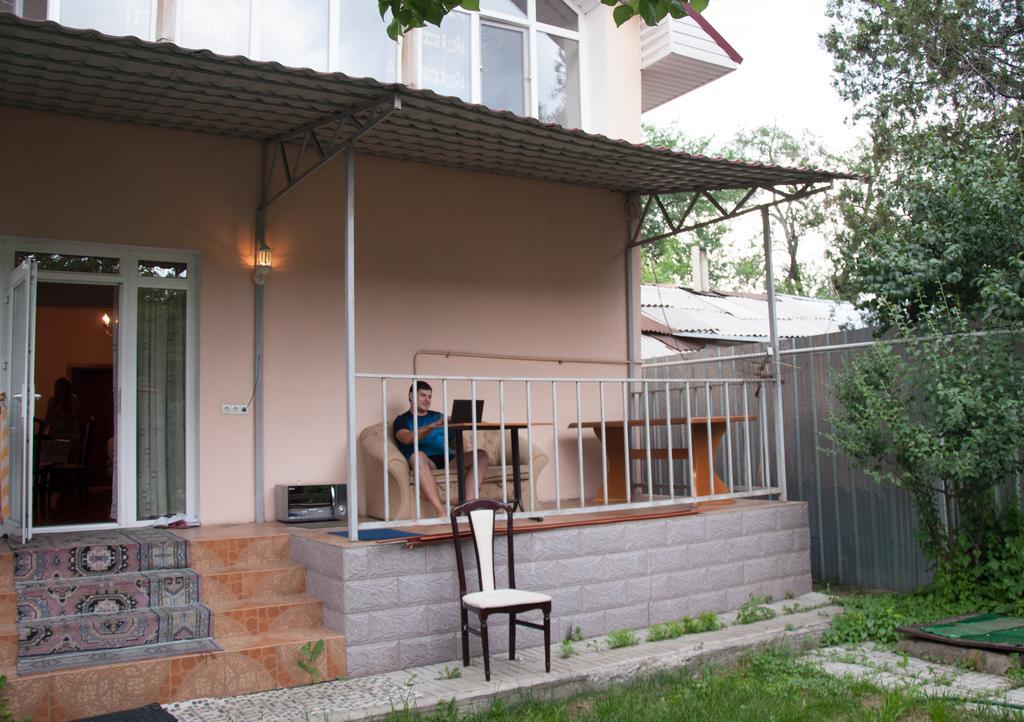 Almaty Backpackers Hostel Bagian luar foto