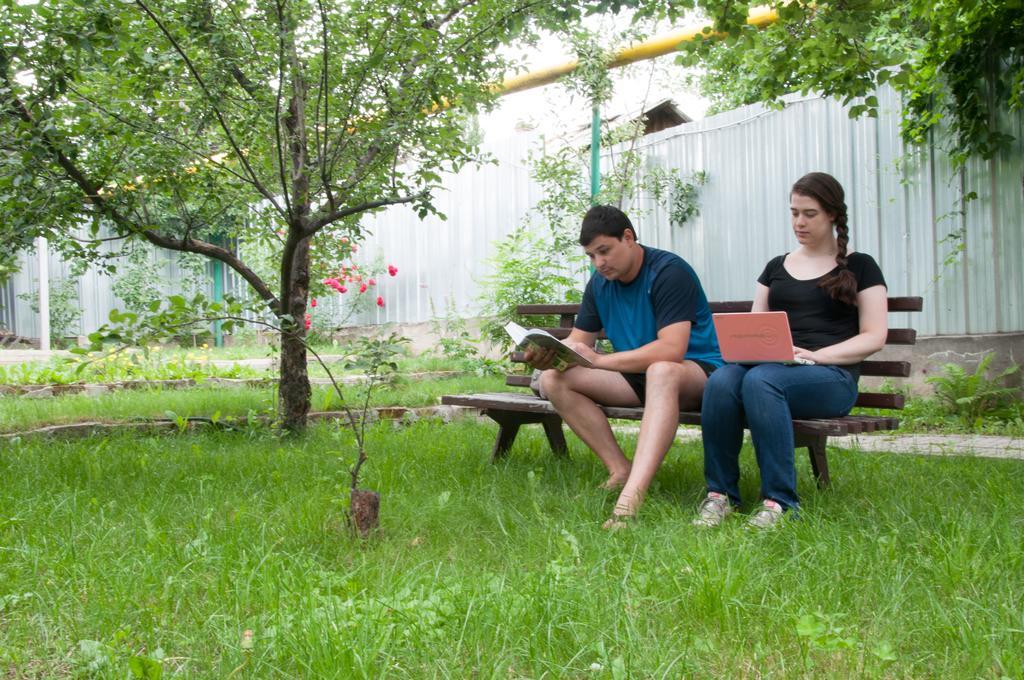 Almaty Backpackers Hostel Bagian luar foto