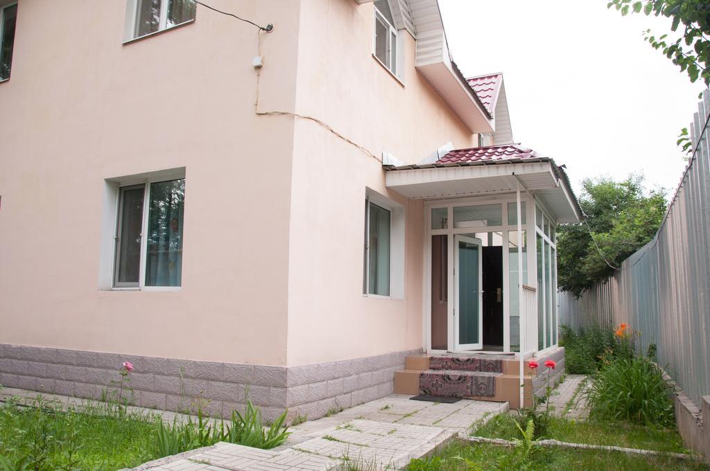 Almaty Backpackers Hostel Bagian luar foto