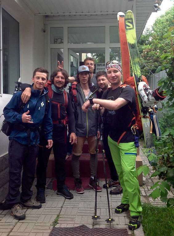 Almaty Backpackers Hostel Bagian luar foto