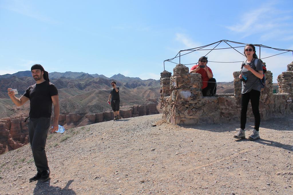 Almaty Backpackers Hostel Bagian luar foto