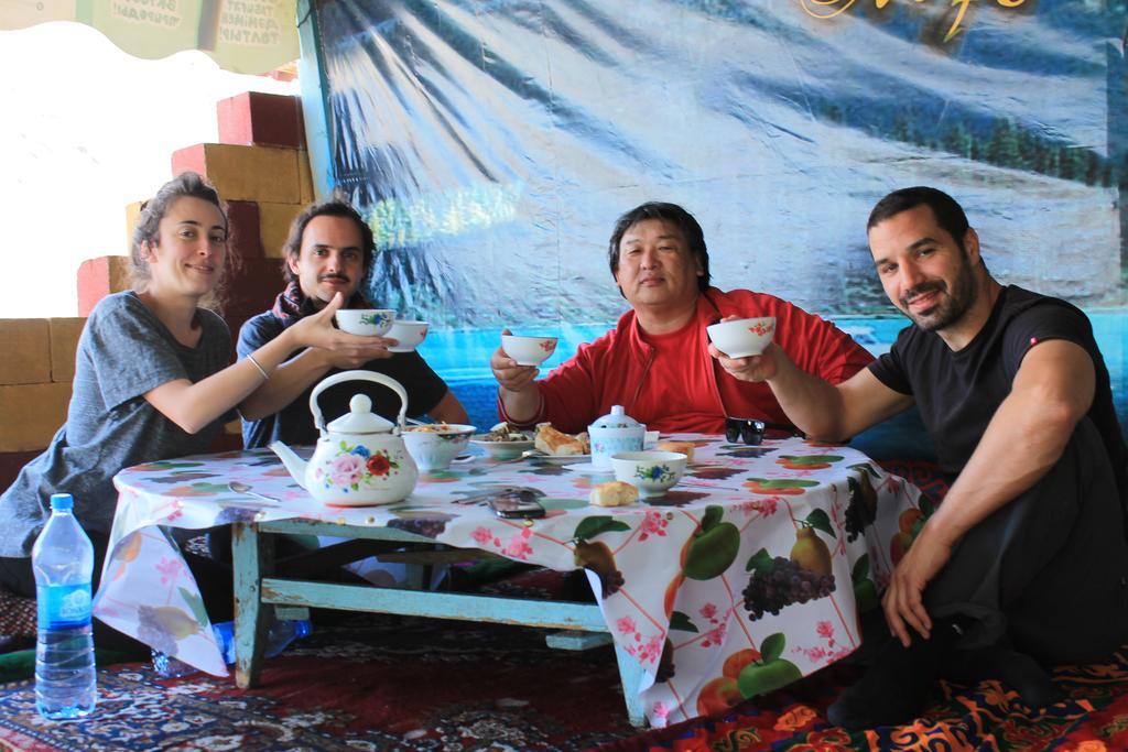 Almaty Backpackers Hostel Bagian luar foto